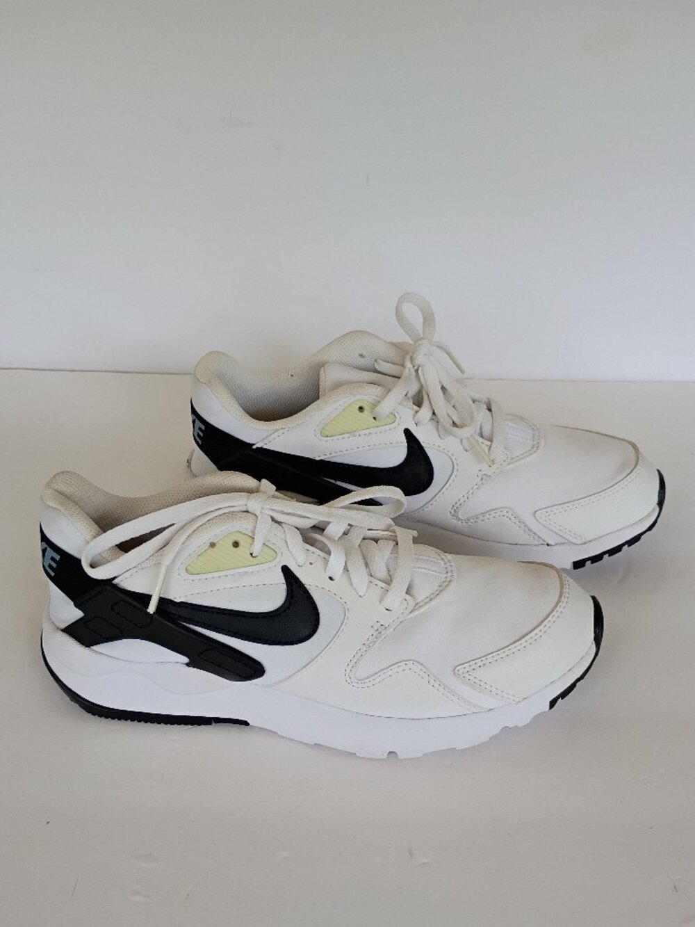 Nike LD Victory White/Black Running Shoes AT4441-101 Women's Size 7.5 EUC